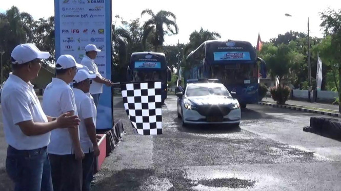 Pelepasan dua bus mudik gratis tujuan Bandung dan Yogyakarta.