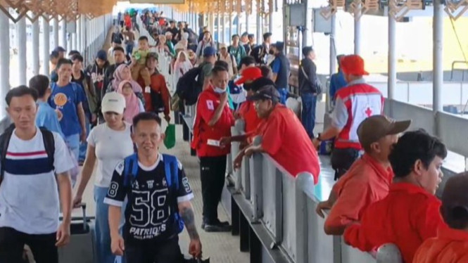 Pemudik jalan kaki memadati gangway Pelabuhan Bakauheni.