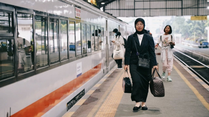 Penumpang kereta api di stasiun Tanjung Karang