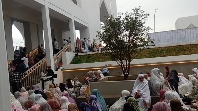 Jamaah salat Ied di Masjid Raya Al Bakrie Lampung membludak.