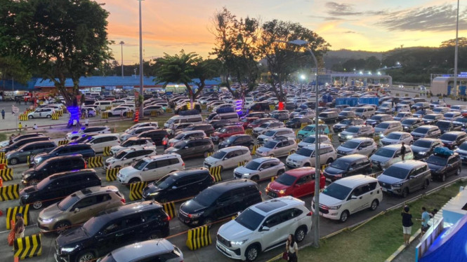 Antrian kendaraan roda empat di dermaga Pelabuhan Bakauheni.