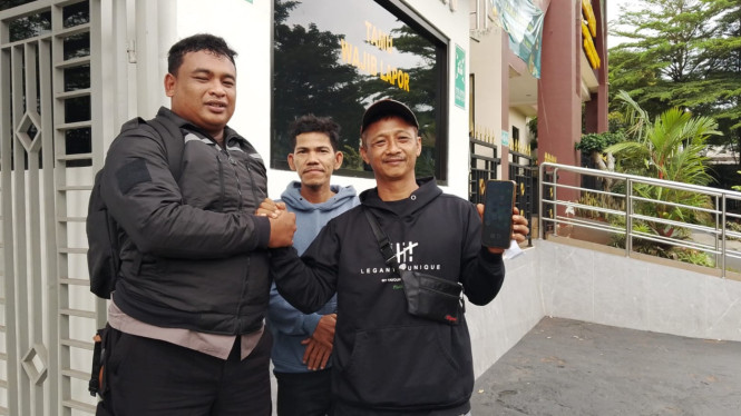 Polisi kembalikan HP pemudik tertinggal di Rest Area KM 20B.