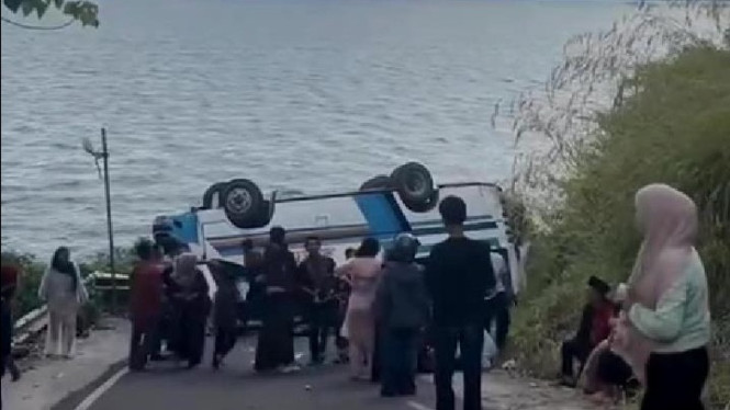 Bus rombongan pengantin Lampung Utara terbalik di tanjakan Ranau.