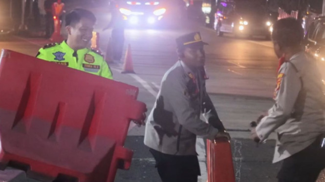 Polisi mengatur arus lalulintas penyeberangan truk di Bakauheni.