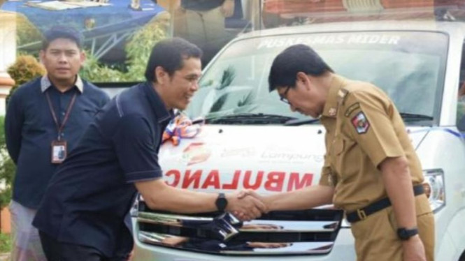 Bupati Lampung Utara Hamartoni terima bantuan mobil ambulance.