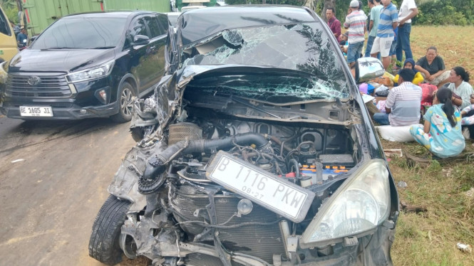 Minibus ringsek usai terlibat kecelakaan beruntun di Blambangan Pagar.