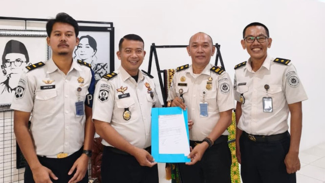 Karya WBP Lapas Kalianda di ruang layanan imigrasi.