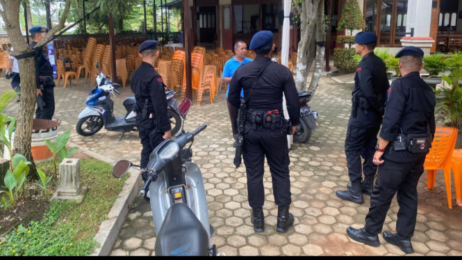 Unit jibom Brimob Lampung sterilisasi gereja jelang ibadah paskah.