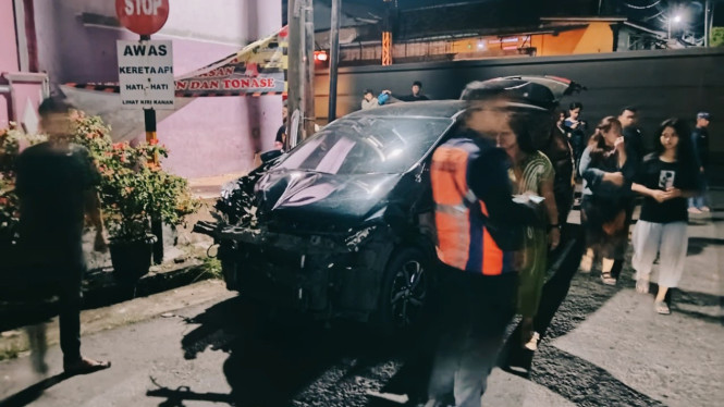 Mobil korban yang mengalami ringsek setelah tertemper kereta babaranjang
