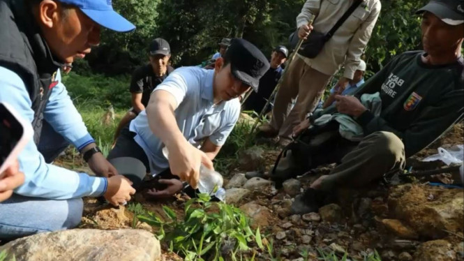 Bupati Radityo Egi tinjau titik longsor di Gunung Rajabasa.