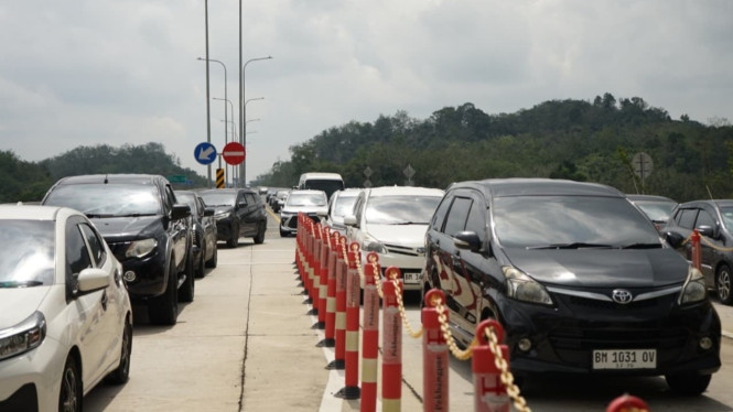 Libur panjang Paskah, ribuan kendaraan padati Jalan Tol Trans Sumatera