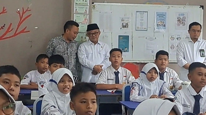 Mendikdasmen tinjau pelaksanaan TKA di SMPN 2 Curug Tangerang.