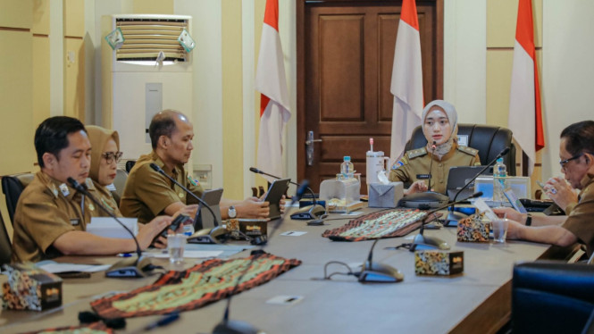 Wakil Gubernur Lampung, Jihan Nurlela memimpin rapat.