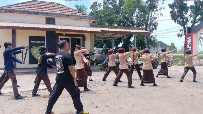 Saka Bhayangkara Rawa Jitu Selatan dilatih keterampilan borgol dan tongkat Polri.