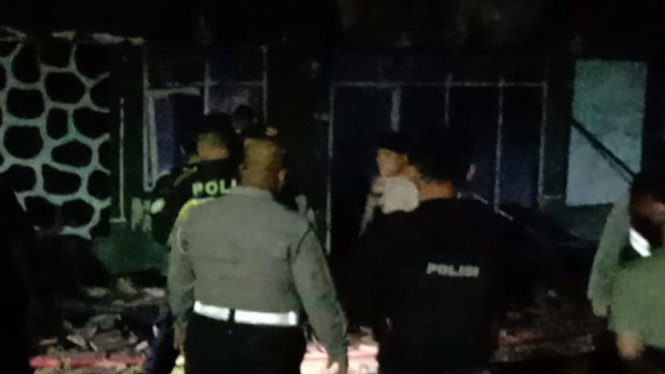 Rumah di Jalan Soekarno-Hatta Kotabumi Selatan ludes terbakar, satu pria ditemukan tewas.