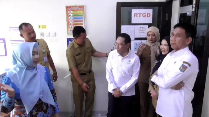 Wakil Menteri Kesehatan (Wamenkes) Benyamin Paulus Octavianus ke Puskesmas Way Halim 2, Bandar Lampung.
