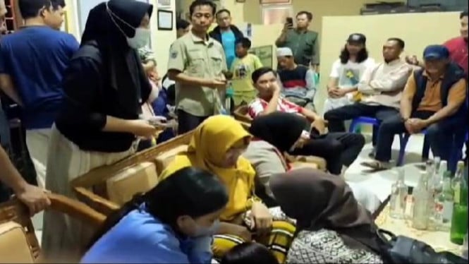 Petugas Satpol PP Kota Metro amankan 7 remaja putri yang masih pelajar sedang pesta miras di rumah kos.