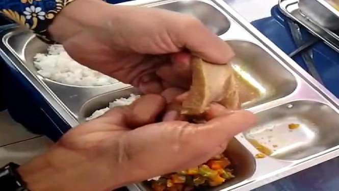 Menu Daging MBG seperti karet di Lampung Barat, dikeluhkan penerima manfaat.