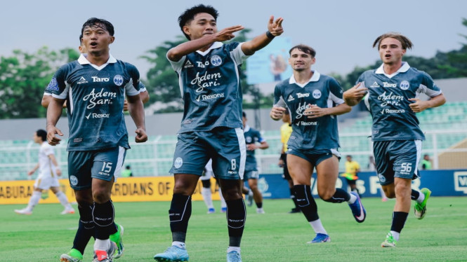 Pemain PSIM Yogyakarta saat menghadapi Bhayangkara FC.