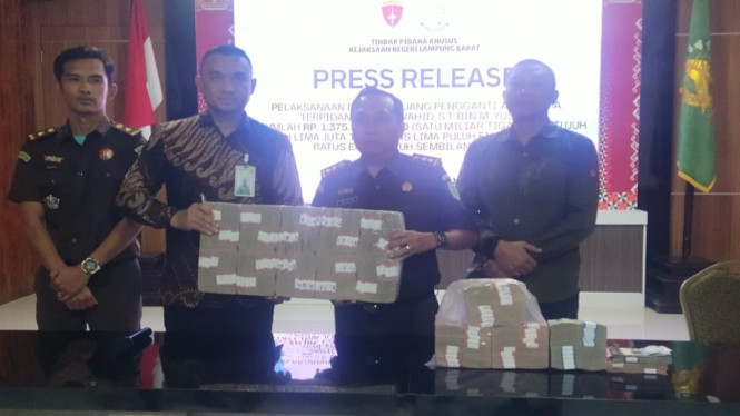 Kejari Lampung Barat eksekusi uang pengganti Rp1,3 Miliar.
