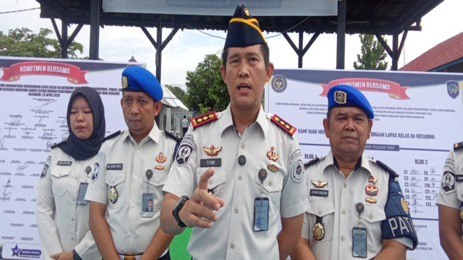Kalapas Kelas IIA Kotabumi, Tomi Elyus saat diwawancarai awak media.