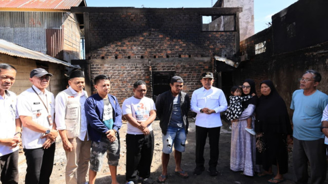 Bantu korban kebakaran di Balik Bukit, Bupati Parosil minta warga disiplin cek kompor.
