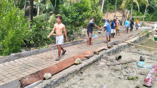 Warga saat memperbaiki jalan desa