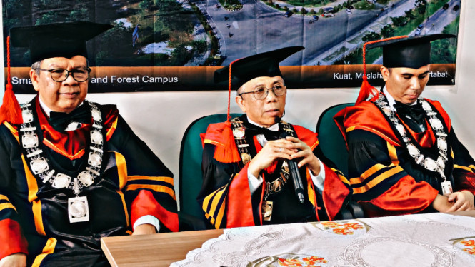 Rektor ITERA, I Nyoman Pugeg Aryantha (Tengah)