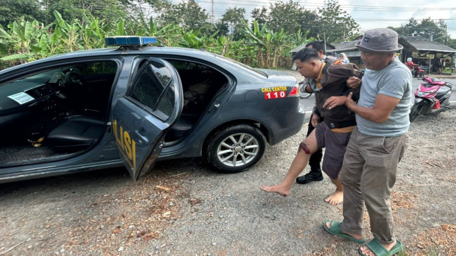 Aiptu Nurkholis bantu korban kecelakaan di depan SPBU Kekiling ke puskesmas.