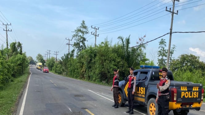 Samapta Polres Tulang Bawang pantau keamanan Jembatan Cakat Raya.