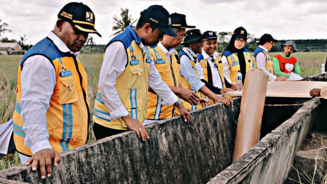 Direktur Bina Operasional dan Pemeliharaan Direktorat Jenderal Sumber Daya Air Kementerian PU, A. Adi Umar Dani, turun langsung meninjau kondisi