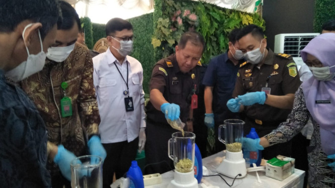 BNNP Lampung musnahkan 1.320 butir ekstasi dengan cara dibelender.