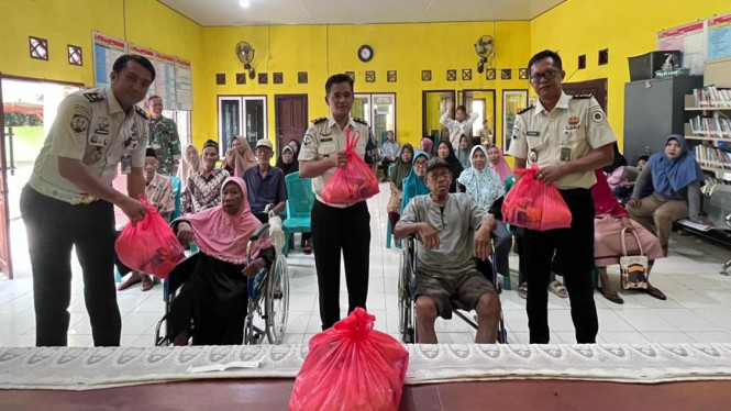 Lapas Kelas IIA Kalianda bagikan sembako gratis ke warga sekitar kantor.