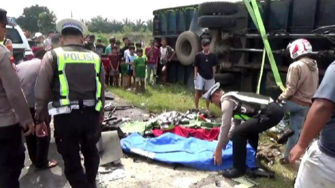 Tiga truk paket tabrakan beruntun di Penengahan Lampung Selatan, dua orang meninggal dunia.
