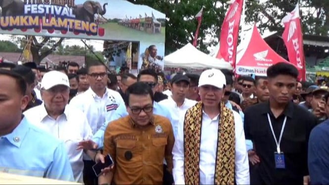 Jokowi safari politik di Lampung Tengah dengan kunjungi pusat UMKM.