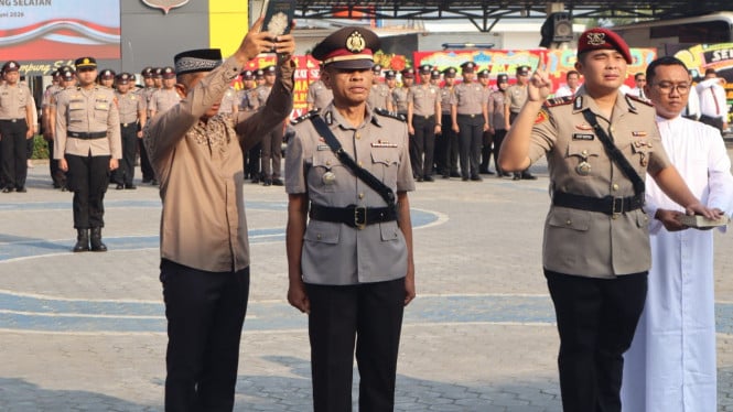 AKBP Toni Kasmiri pimpin kenaikan pangkat 52 personel dan lantik Kabag Log serta Kasat Reskrim Polres Lampung Selatan.