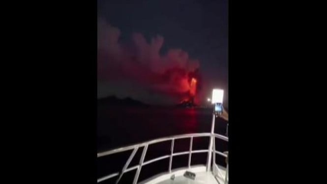 Tangkap layar rekaman aktivitas erupsi Gunung Anak Krakatau di Selat Sunda.
