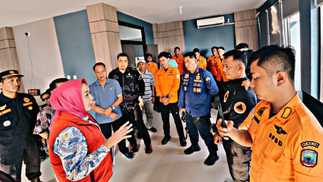 Winarti saat mengunjungi Pos Pengamatan Gunung Api Anak Krakatau