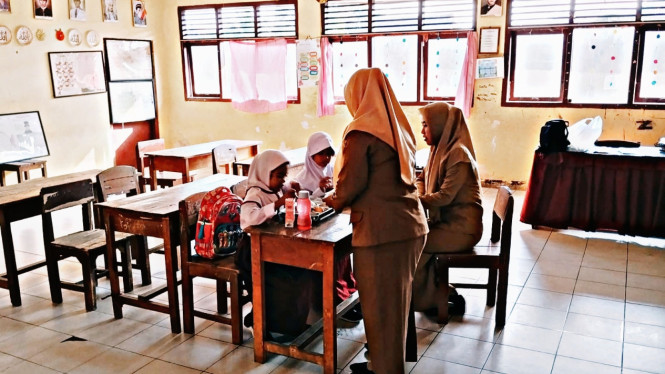 Kedua murid saat melaksanakan MPLS