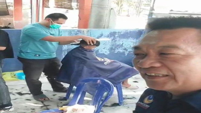 Ratusan anak di Kalianda serbu layanan cukur Gratis Partai NasDem.