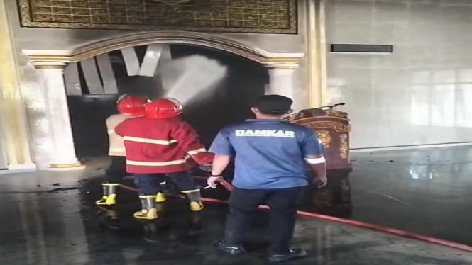Mihrab Masjid Al-Ikhsan Lampung Utara hangus terbakar diduga korsleting listrik.