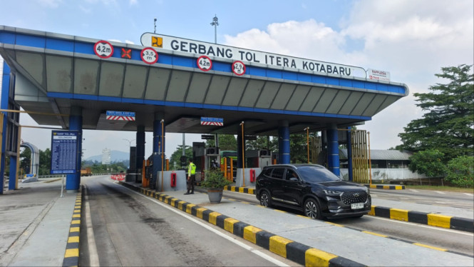 Suasana di Gerbang Tol Kotabaru
