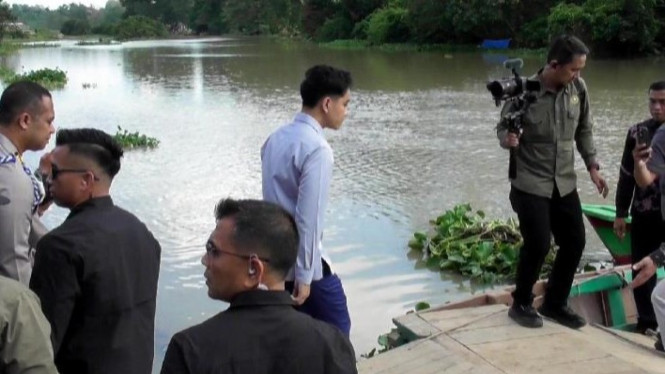 Wapres Gibran meninjau pembangunan Jembatan Way Bungur di Lampung Timur.