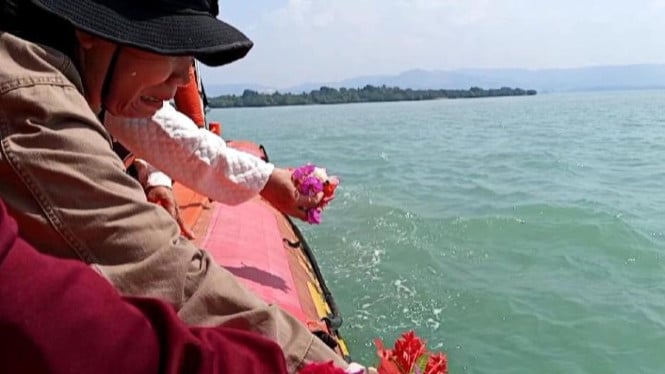 Keluarga Zora Martauli tabur bunga di Selat Sunda.