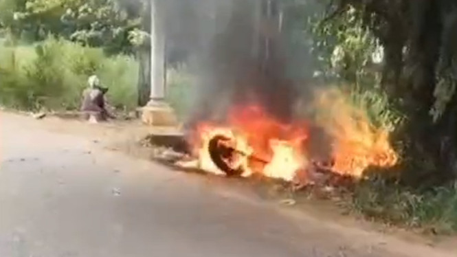 Motor Warga Abung Selatan ludes terbakar di Depan TPU Kelapa Tujuh Kotabumi.