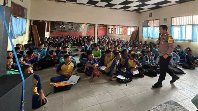Cegah kenakalan remaja, Polsek Penengahan beri penyuluhan hukum di SMAN 1 Ketapang.