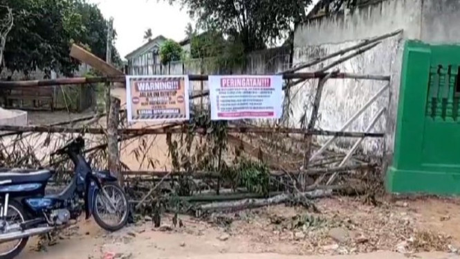 Akses jalan SMAN 1 Labuhan Ratu diblokade warga.
