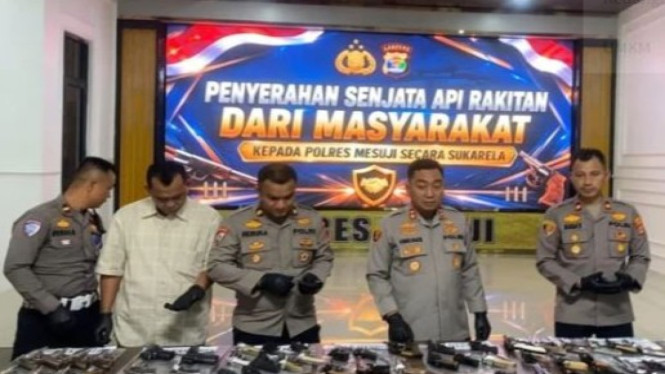 Polres Mesuji terima penyerahan secara sukarale dari warga sebanyaj 80 senjata api rakitan.