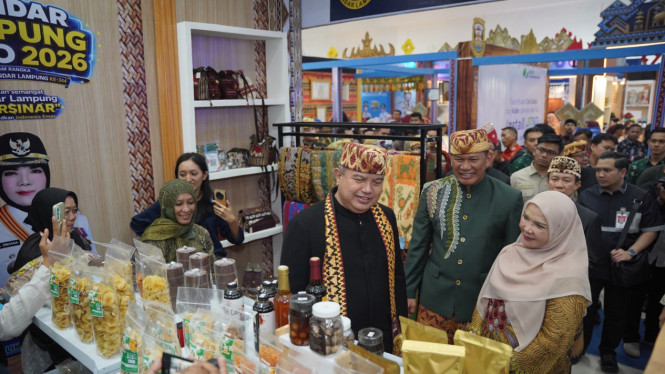 Wali Kota Eva Dwiana dan Sekjen Kemendagri tinjau stand UMKM di Bandar Lampung Expo 2026.