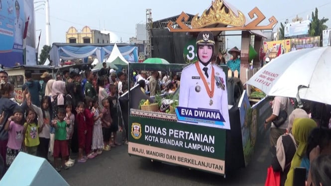 82 unit mobil hias dan ratusan pakaian adat nusantara semarakkan begawi Bandar Lampung 2026.